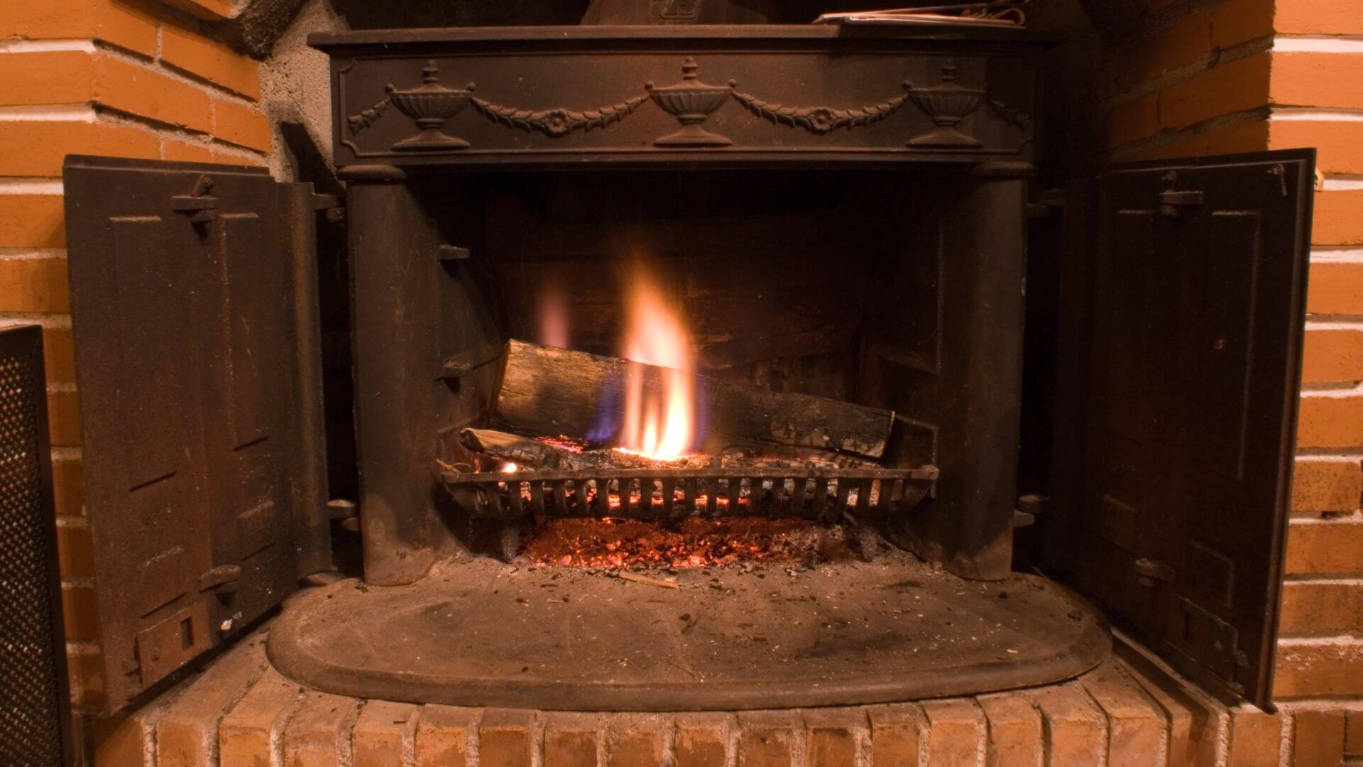 Asbest im Kamin: Wie Sie Asbest im Kamin erkennen & sicher damit umgehen