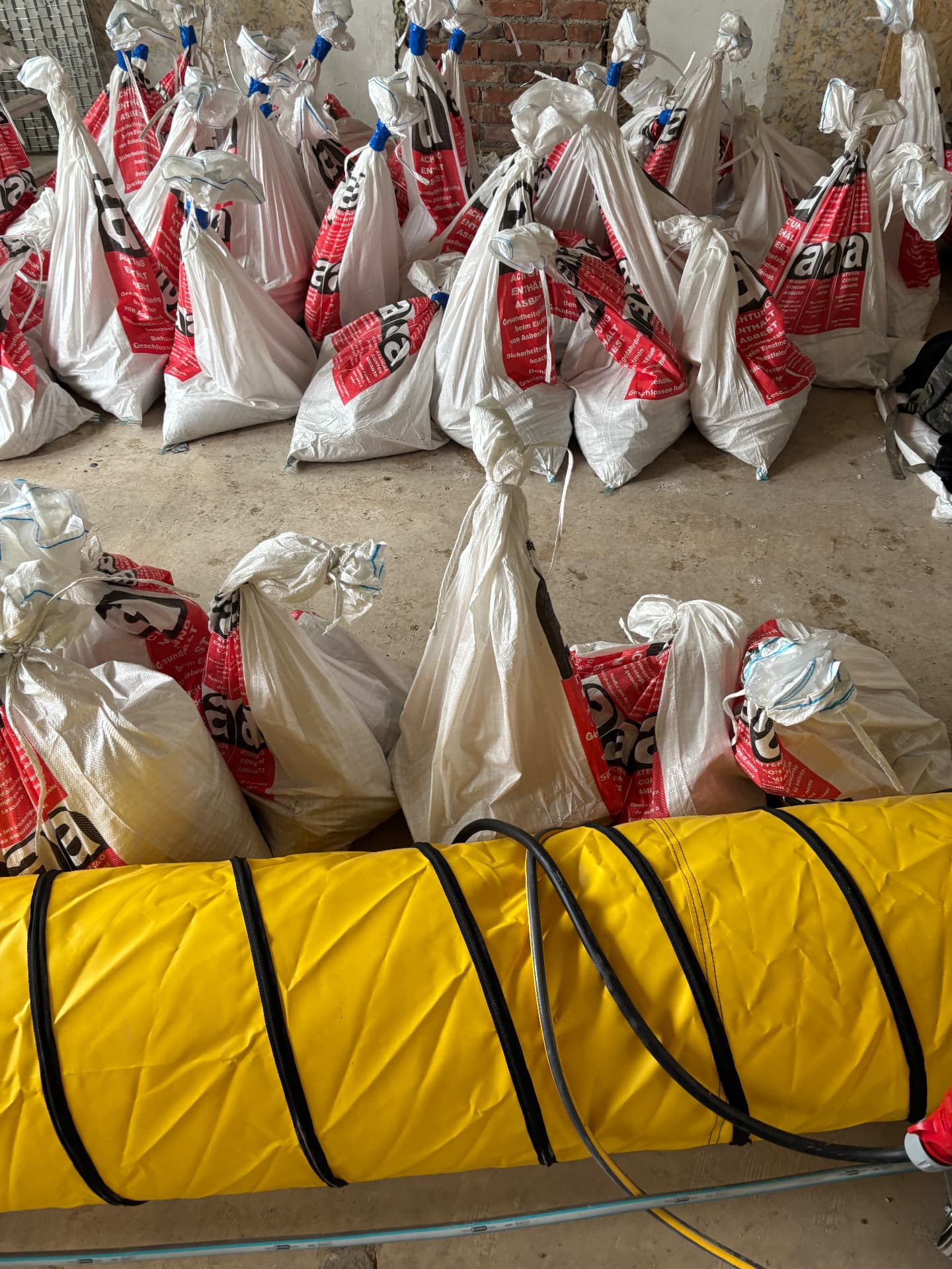 Luftdicht verpackte Asbestabfälle in gekennzeichneten Big-Bags