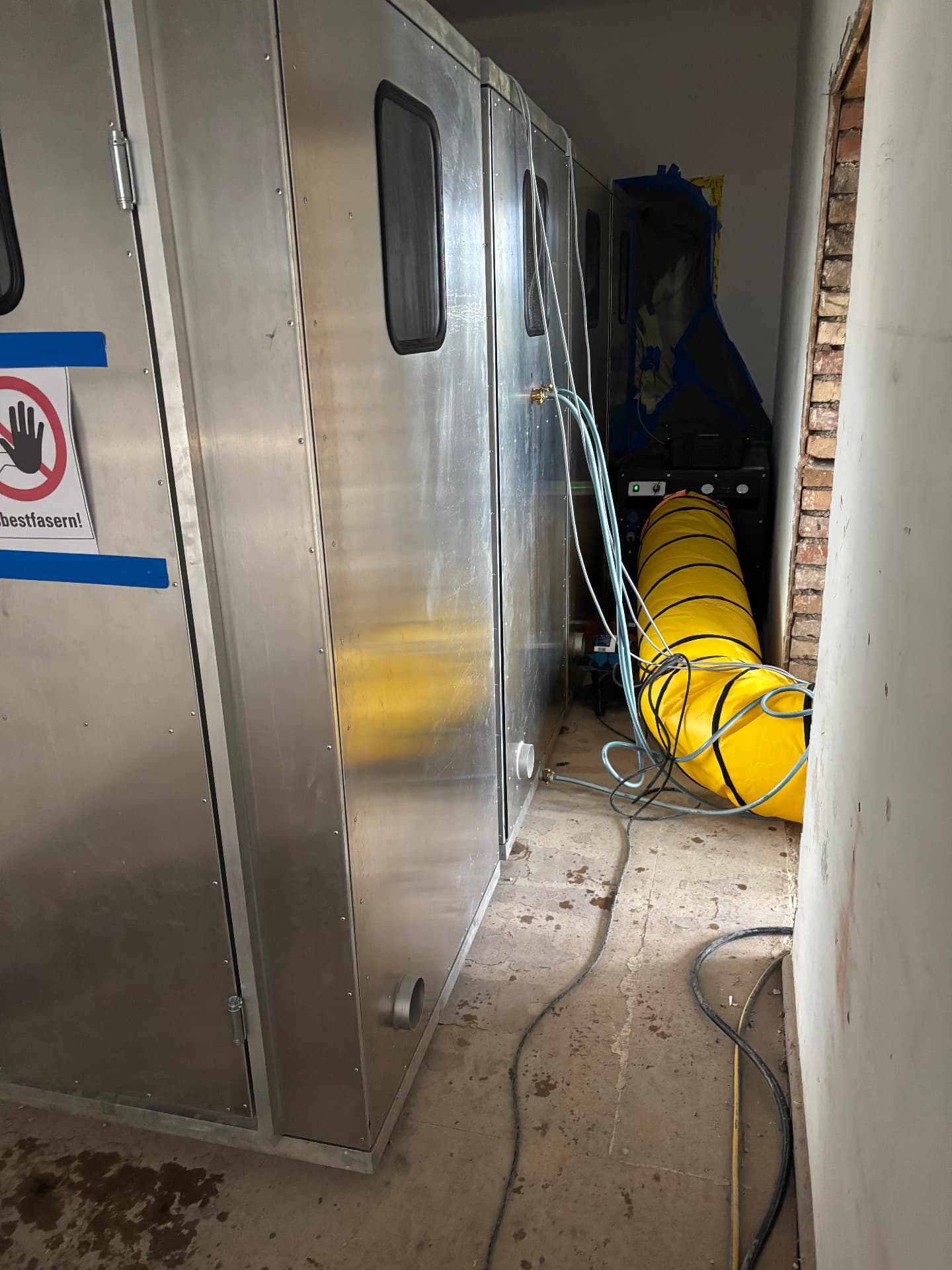 Personenschleuse mit Hinweis auf Asbestfasern im Arbeitsbereich