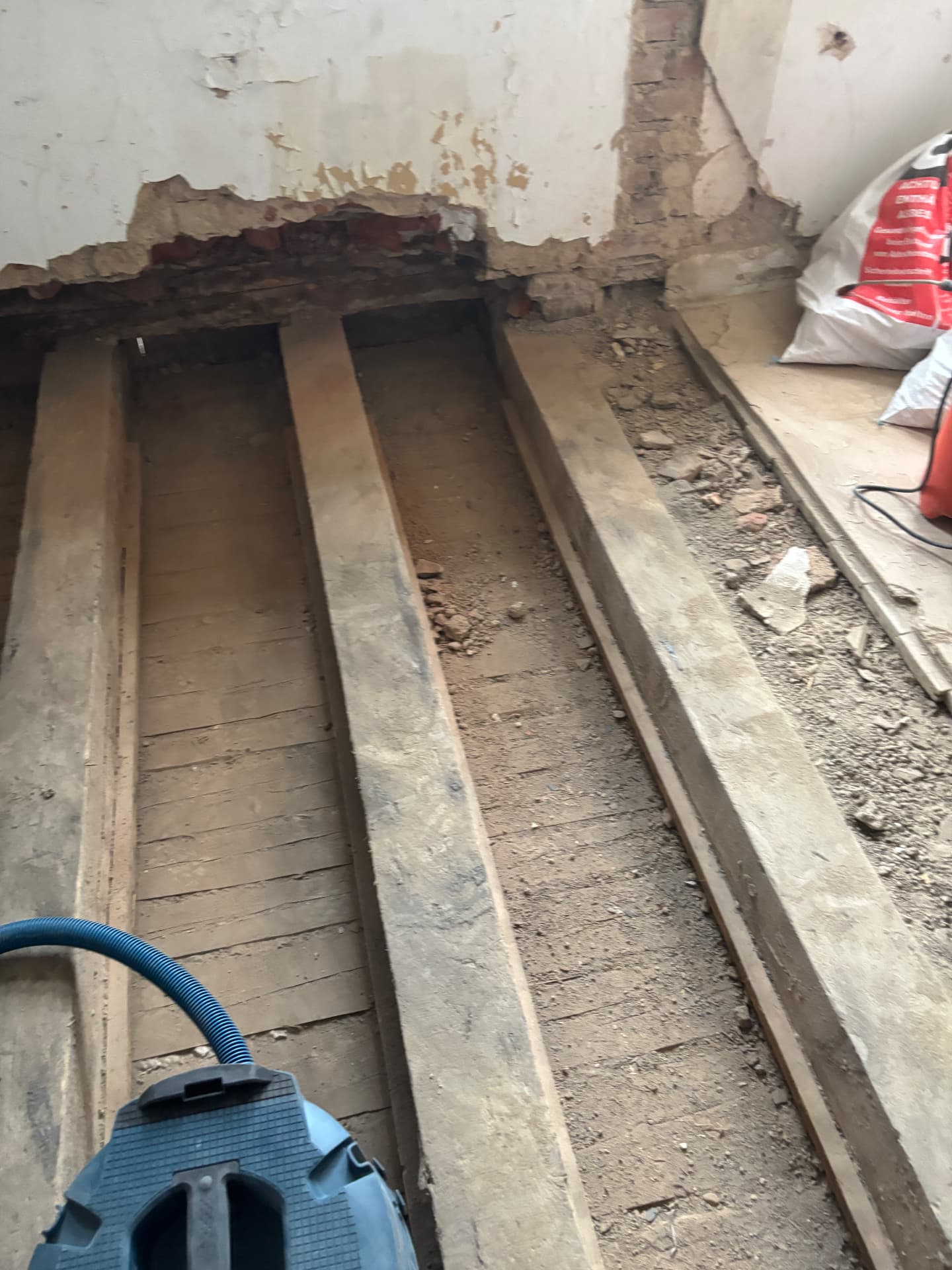 Freigelegte Bodenbalken nach dem Ausbau der Asbestwolle