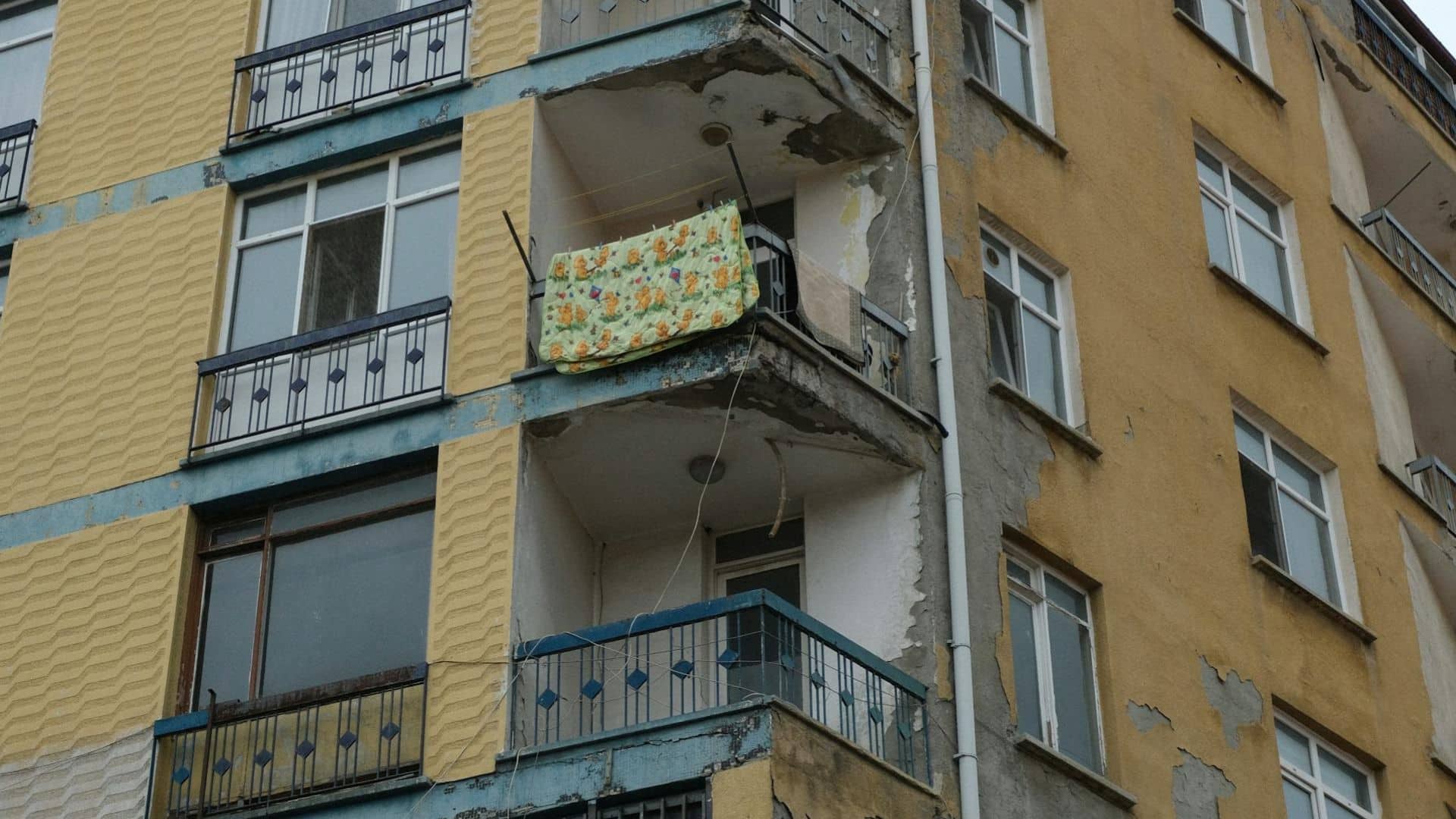 Asbest in Balkonverkleidungen: Wie Sie asbesthaltige Materialien einfach entfernen