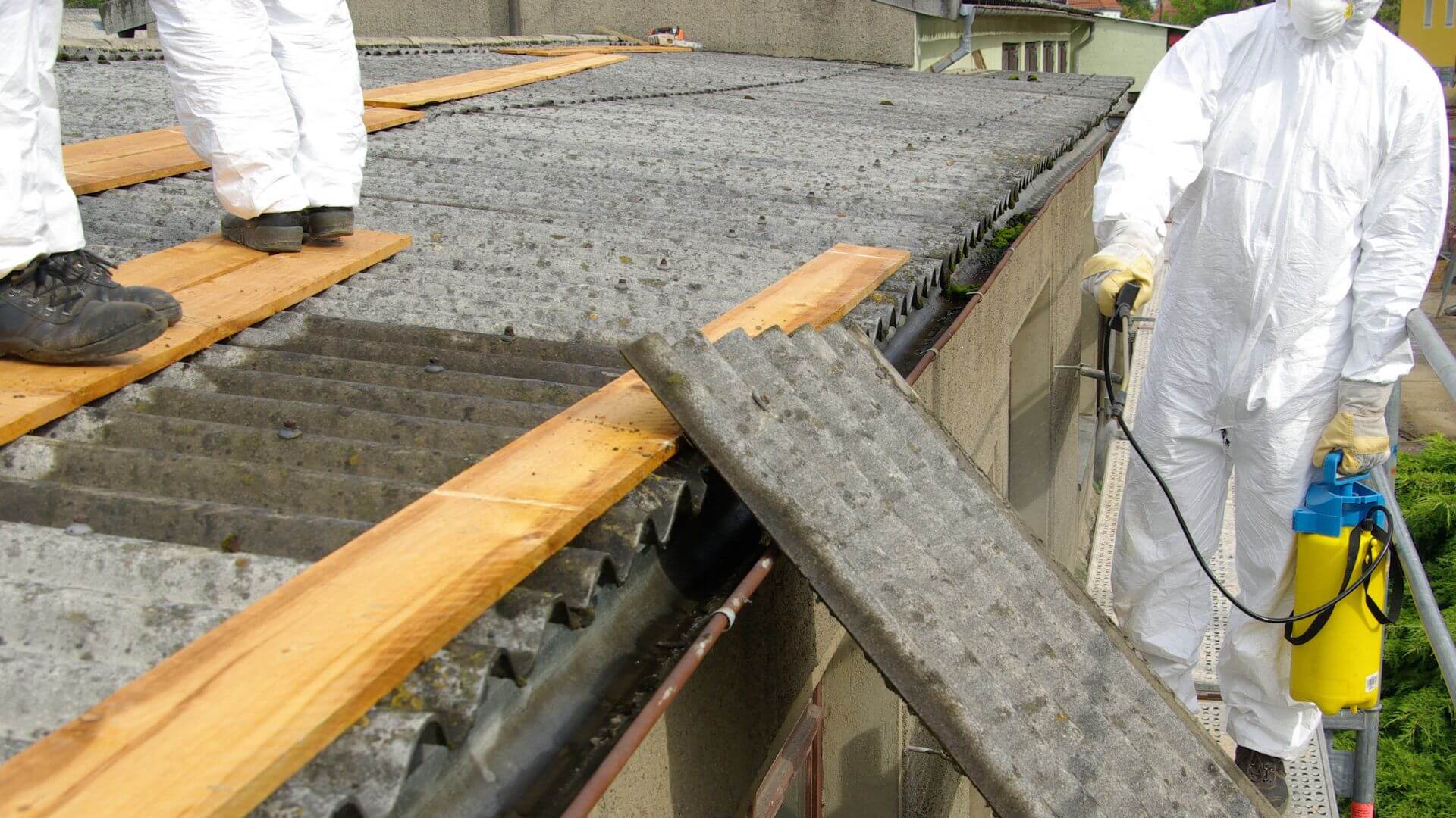 Asbestplatten reinigen und streichen: Warum Sie Asbestplatten nicht selbst streichen sollten