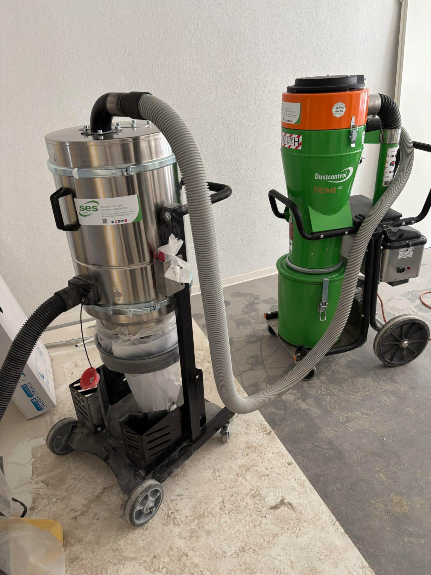 Absaugtechnik mit Industriesaugern während der Strangsanierung