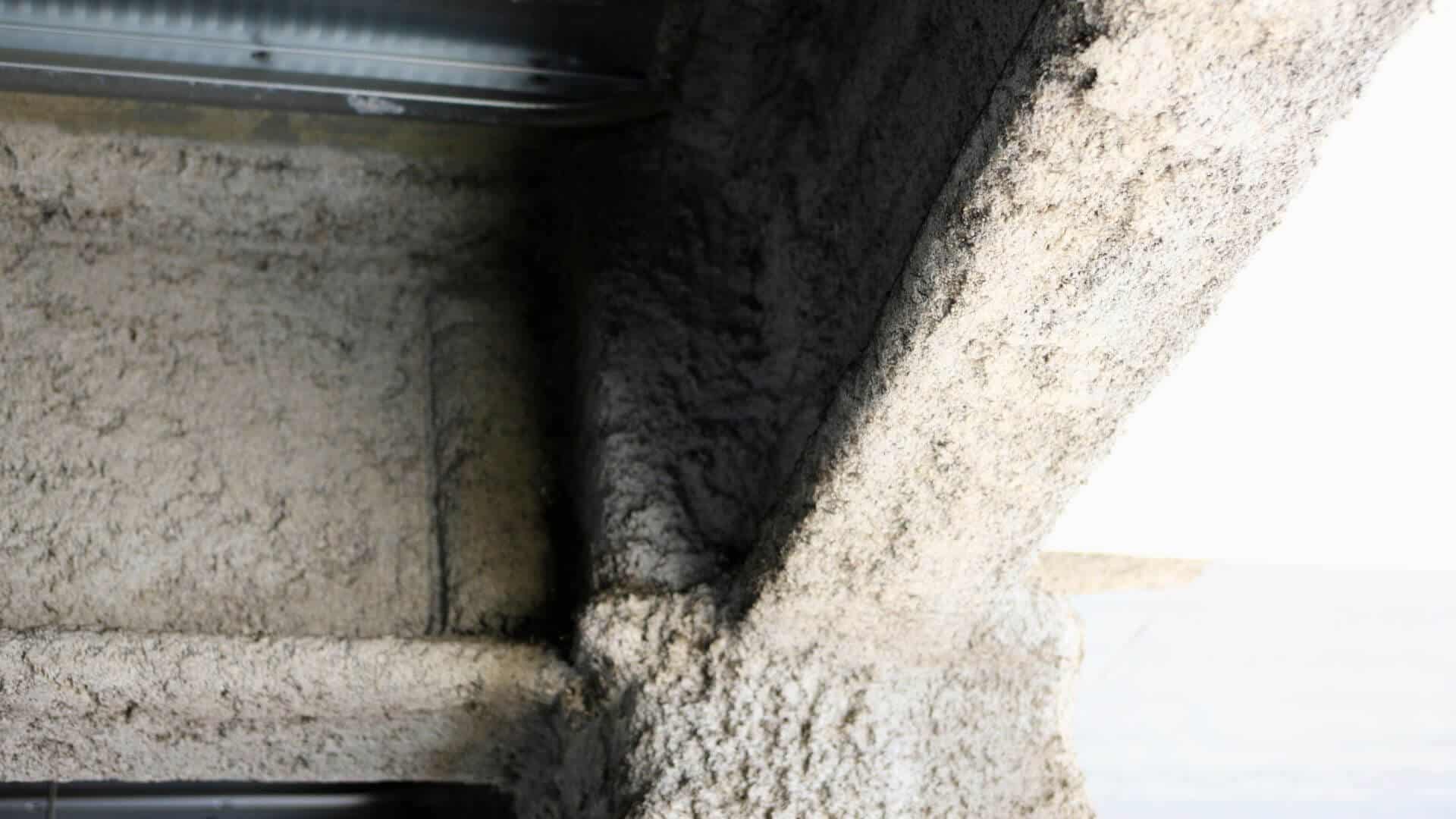 Asbest Hauswand: So erkennen und sanieren Sie asbesthaltige Fassaden