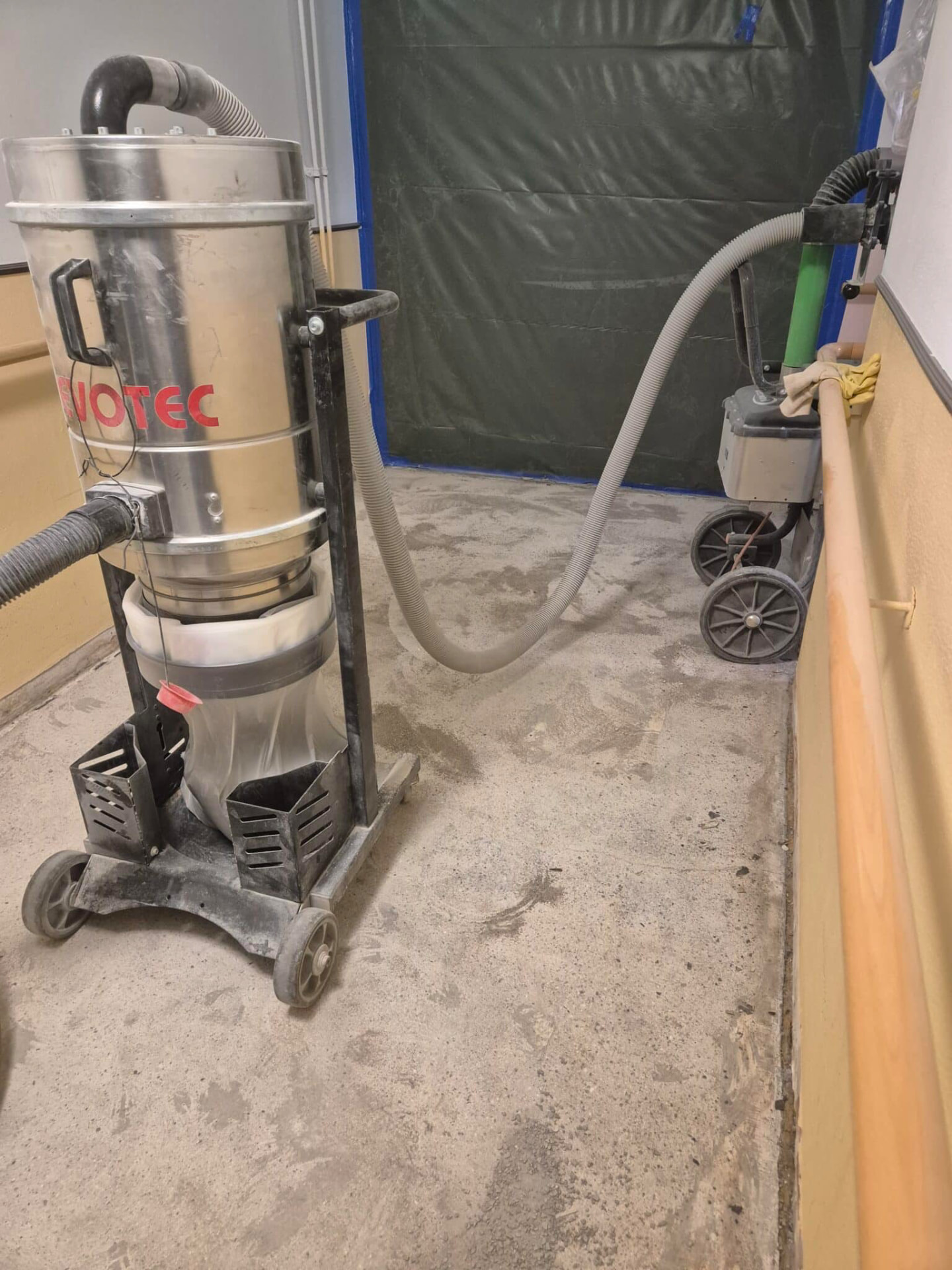 Technische Absauganlage im Einsatz während einer Sanierung