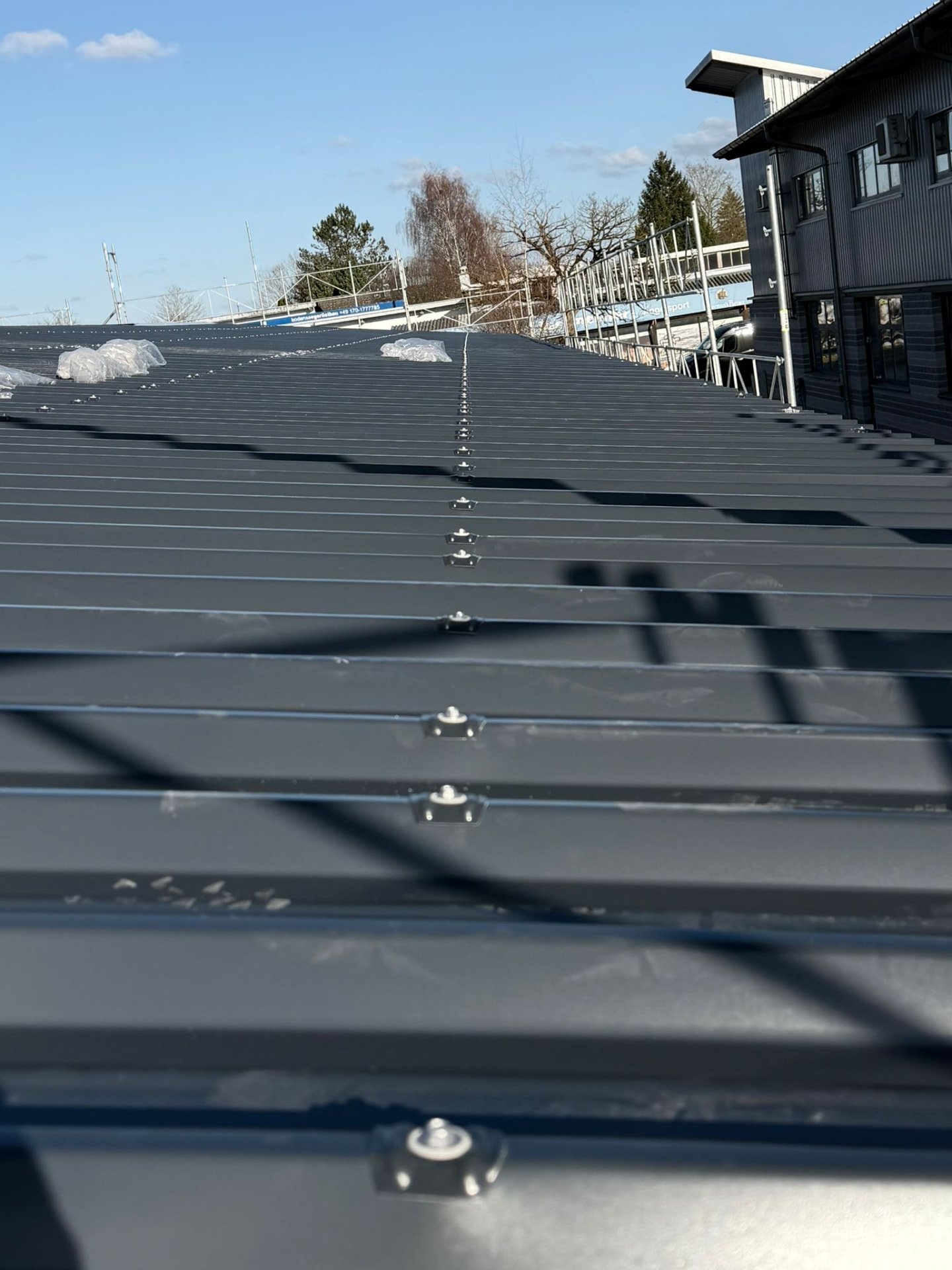 Befestigte Sandwichpanelen während der Montage an der Gewerbehalle