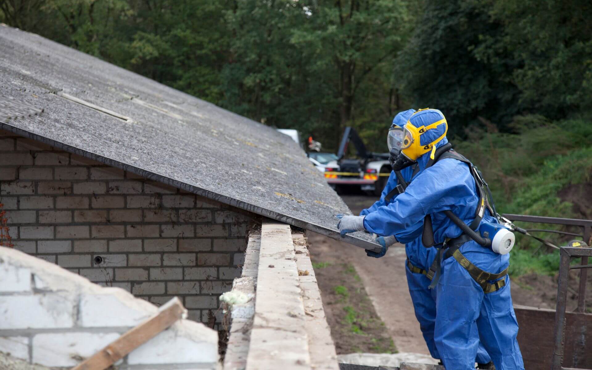 Asbest abbauen: Wie Asbest fachgerecht und sicher entfernt wird