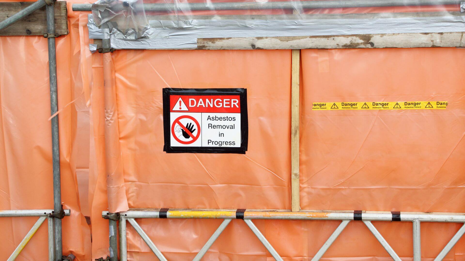 Asbest abholen lassen: Container, Kosten und Ablauf der Entsorgung