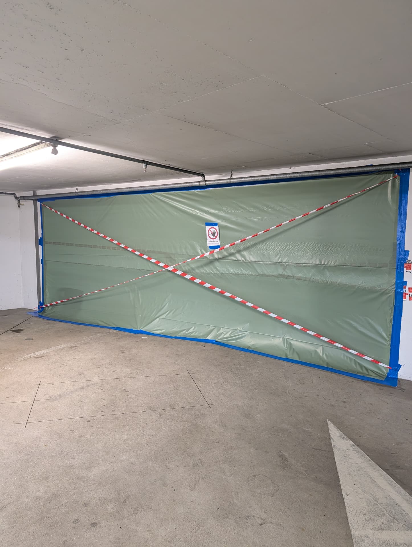 Abgeschottete Öffnung mit Absperrband in der Hotelgarage