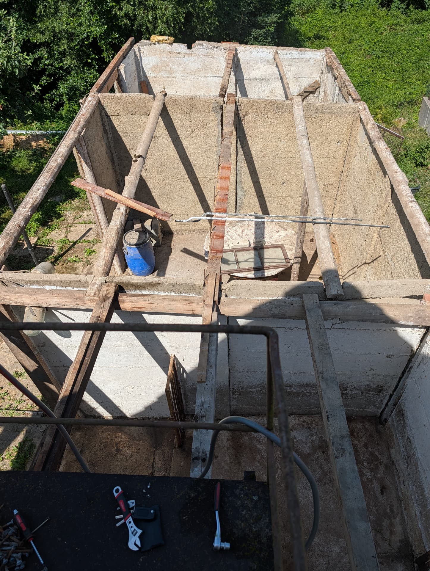 Freigelegtes Dachtragwerk nach dem Ausbau der Wellasbest-Platten