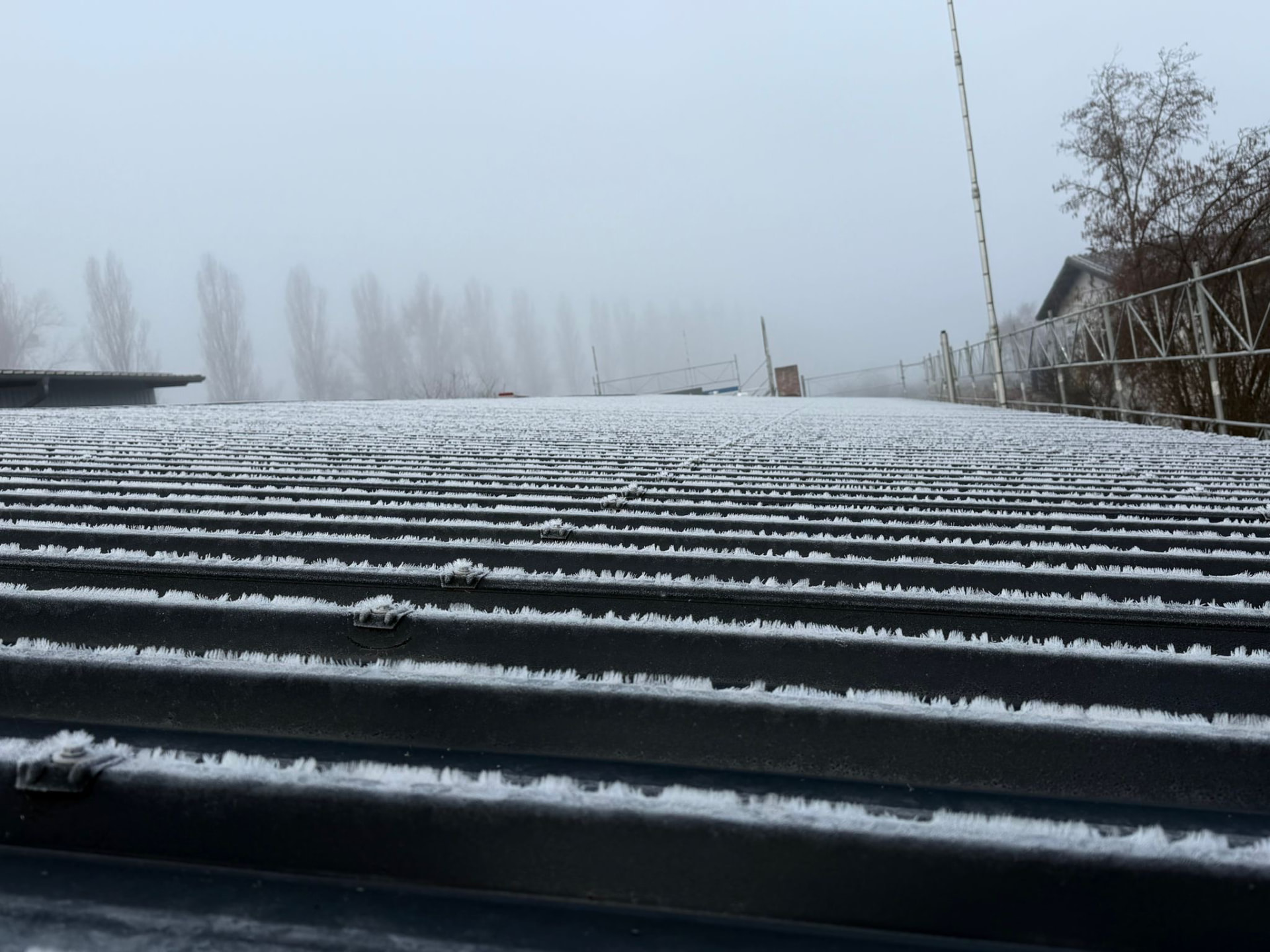 Neu eingedecktes Dach der Gewerbehalle mit Raureif im Winter