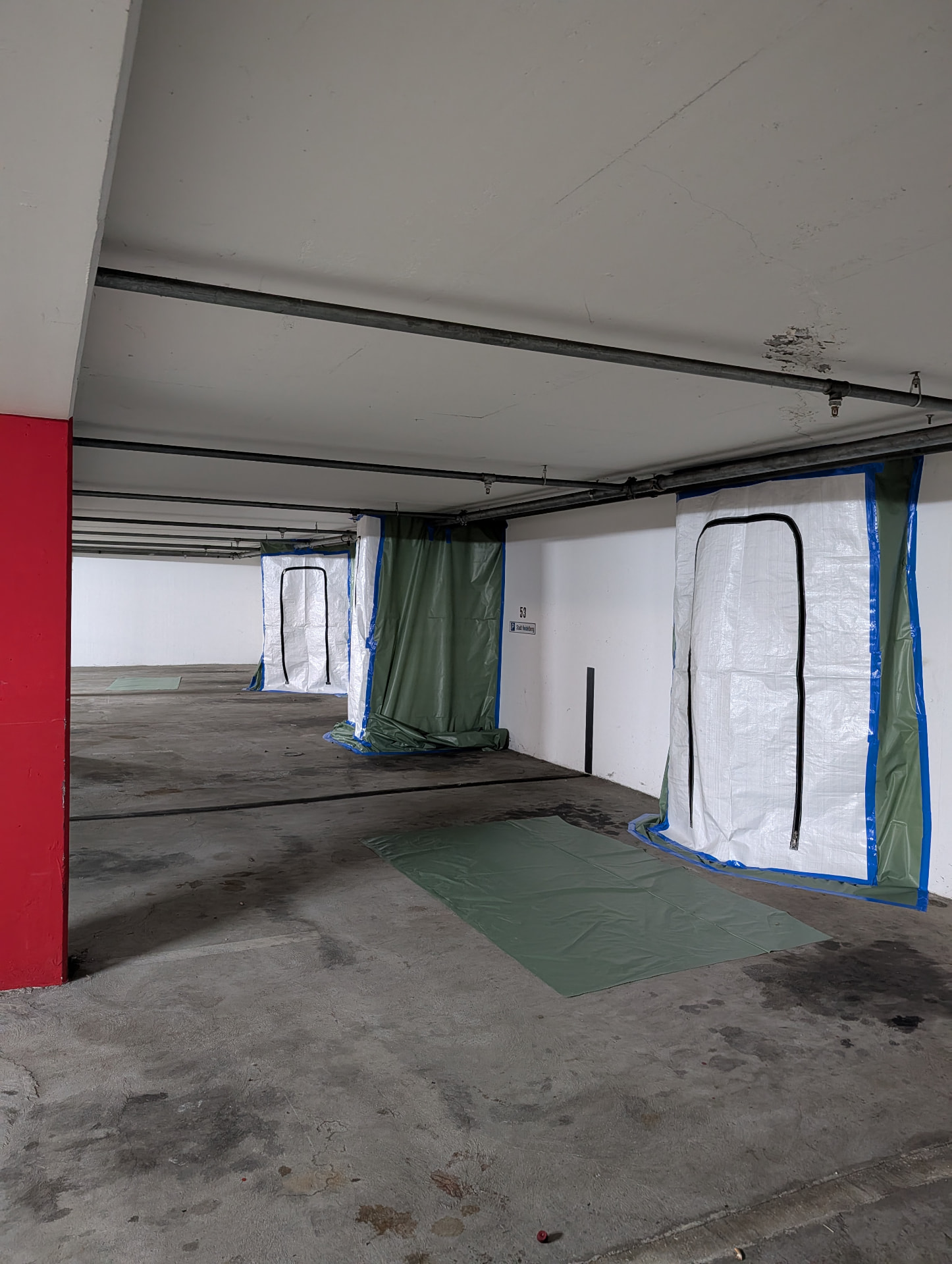 Abgeschottete Arbeitsbereiche mit Schleusen in der Hotelgarage