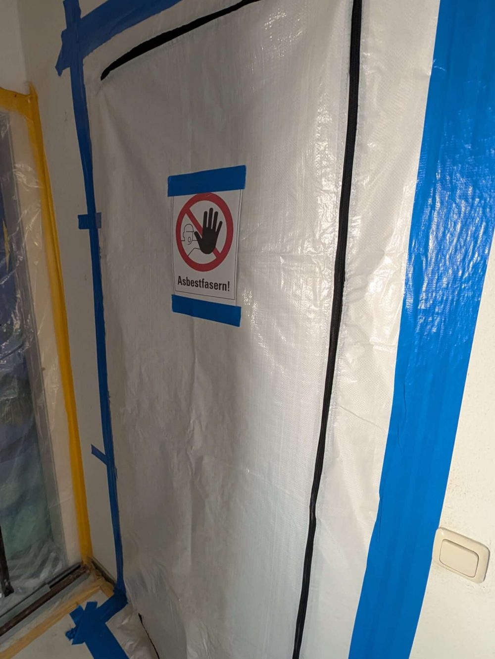Staubdichte Abschottung einer Tür mit Schleuse