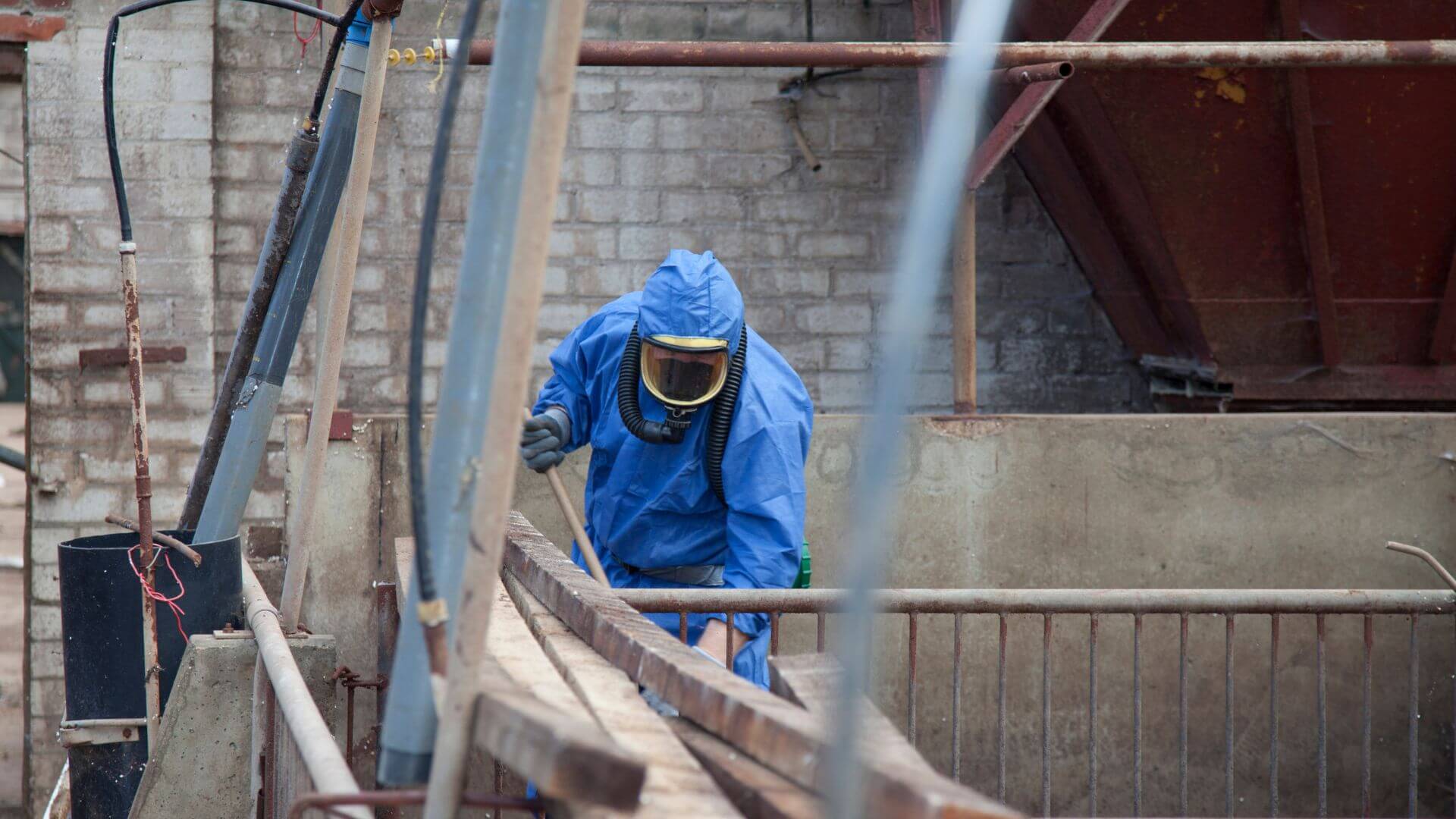 Asbest im Boden vergraben: Warum das Vergraben von Asbest gefährlich & illegal ist